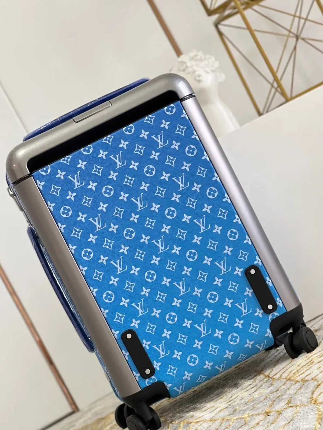 37L CLOUDS 55 SUITCASE HORIZON CABIN CUSTOM 0515